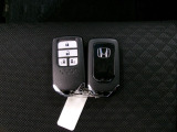 スマートキー付。キーを取り出さなくてもドアロックの施錠・開錠、エンジンの始動が出来ます。雨の日や荷物の多い日にとても便利ですね。