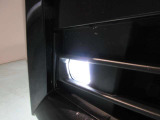 フロントLEDフォグランプです鮮やかな日光色で明るく足元を照らします。