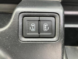 両側パワースライドドア付で、挟み込み防止機能によりお子様の乗り降りも安心!車内・車外のドアハンドルからはもちろんのこと運転席スイッチやリモコンキーからも開閉操作が可能で大変便利な装備となっております!
