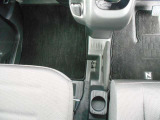 運転席への足元へ物が落ちるのを防ぐ防止板付き☆ドリンクホルダー付いています♪