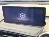 【10.25インチマツダコネクト】車内の雰囲気にマッチした大型ディスプレイ。スマホ接続でのナビ使用やBluetooth再生等、様々な機能が楽しめます。直感的なダイヤル操作が可能で、使い勝手も良好です。