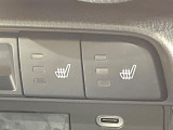 【前席+後席シートヒーター】寒い日に重宝するシートヒーターを後席にも装備!エアコンより早く温まってくれるので寒がりの人も安心ですね♪エアコンの温風は乾燥するから苦手、という方にもをおすすめです。