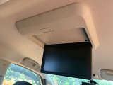 【フリップダウンモニター】大画面モニターで後席でもエンタメをお楽しみいただけます。小さなお子様にも大人気の装備です♪