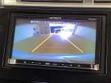 リバースギアに入れるだけで後方の表示へ切り替わります。夜間や雨の日の駐車も楽になりますよ。