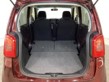リアシートの背もたれを倒してさらに広々としたトランクスペースになります。段差も少なく荷物の出し入れもしやすくなっています。