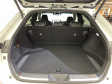 【トランク】積み込みやすくて、たっぷり積める荷室です。シートアレンジできるものは、乗車人数と荷物の量や大きさによってシートを動かすことができるので、より快適なドライブが可能です!