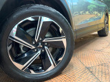 【純正アルミホイール】外観にマッチした純正アルミホイールを装着しております。各種社外アルミホイールや、スタッドレスタイヤも取扱いしております。是非ご相談ください♪