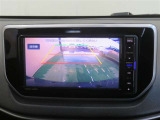 車両後方の映像を映すバックモニター。進路を確認しながら安全に車庫入れできます。