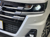 【LEDヘッドライト】悪天候や夜間走行時も良好な視界を確保し安心して運転できる高輝度LEDヘッドライトを装備!点灯速度が早く、消費電力も抑えられています。