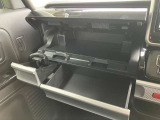 グローブボックスは二段式で上部には小物入れが装備されています。