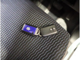 リモコンキーを取り出さなくてもエンジンのON/OFFやドアの開錠・施錠がスイッチ一つで行えるスマートキーです♪