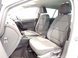 やや硬めの、ゆったりと座れるシートで、ロングドライブも快適です!!