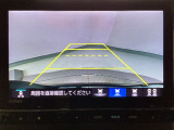 【バックカメラ】運転が苦手な方も車庫入れラクラクです!ギアをリバースに入れれば自動的に切り換わりますので、面倒な操作は不要です♪狭い駐車場もお車を傷つけず安心ですね!