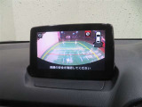 車両後方の映像を映すバックモニター。進路を確認しながら安全に車庫入れできます。