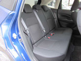 コンパクトな車ですが、後席も充分なスペースを確保しています。足元空間も広くリラックスしてドライブが楽しめます。