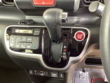 自然に手が届き、操作性の良いインパネシフトに、パーキングブレーキは、フットブレーキタイプなので、運転席と助手席の間はすっきりしています。