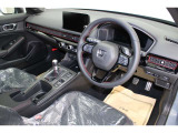 ハンドル左側にはオーディオ操作が出来るオーディオリモートコントロールスイッチ、右側にはHondaSENSINGとオートクルーズスイッチを装備!長距離運転や高速道路の運転では大活躍です!