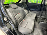 後部座席も気になるようなキズ・汚れやへたり等、大きなダメージはなく、良好な状態です。