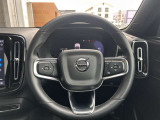 象徴的なボルボエンブレムとグリップの効いた革巻きのステアリング。冬場でも手袋なしで運転頂けるステアリングヒーター付きです。
