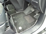 フロアマットも綺麗にクリーニングされています。