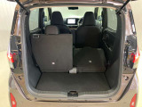 後部座席は分割でシートを倒すことができます。大きな荷物、ゴルフバックも積めます。上質で広々とした室内だから、みんなが心地よく車内で快適に過ごせます♪