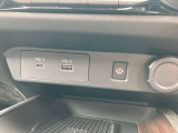 運転席と助手席の間にUSBソケットがついているので、スマートフォンなどの充電が可能です。