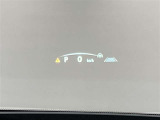 ヘッドアップディスプレイ搭載。運転中、前方から視線を落外す必要がなく、安全に運転ができる機能です。