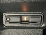ハンドルの左下にETCがついています。高速道路の料金所の通過も楽々です。 カードの取り出しもしやすい場所についています。