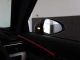 アウディサイドアシスト『後方の死角を並走する車両を検知しドアミラーの内側のLEDが点灯。ドライバーに注意を促し事故を未然に防ぐシステムです。』