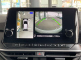『アラウンドビューモニター』は、空から見下ろすような視点で、スムースな駐車と安全確認をサポートします。