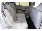 後席シートは分割可倒式。乗せる荷物や乗車人数に合わせて片側ずつ倒すことが出来ます。