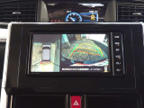 パノラミックビューモニター付きです。車両を上から見たような映像をディスプレイオーディオ画面に表示。運転席からの目視だけでは見にくい、車両周辺の状況をリアルタイムでしっかり確認できます。