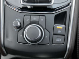 手元には運転姿勢を崩さずに操作していただける、ロータリーコマンダースイッチが装備されております。