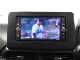 【TV機能】フルセグ対応で、停車中の休憩時間も高画質な映像を楽しめます。同乗者の方にも喜んでいただける装備です。お出かけ先での待ち時間も、リラックスしたひとときを過ごせそうですね。