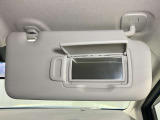 【運転席サンバイザー】鏡が付いているのでメイク直しなどにも便利★