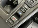 パーキングブレーキはスマートな電子制御式と合わせて渋滞時等にブレーキペダルから足を離しても停車状態を保持してくれるオートブレーキホールド機能で運転が楽になります。スタートはアクセルペダルを踏むだけ