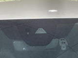 【スマートブレーキサポート】走行中に前方の車両等を認識し、衝突しそうな時は警報とブレーキで衝突回避と被害軽減をアシスト。より安全にドライブをお楽しみいただけます。