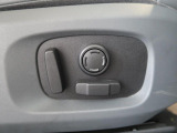 電動パワーシートですので運転中のシート調節も安全に行えます。微調整も可能ですのであなただけのドライビングポジションを実現します。運転席には3名分までのメモリ機能も備わっております。