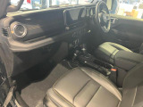 助手席シート前方にはグラブハンドが装備されており、本物のJeepを感じられますね。
