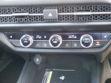 オートエアコン装着。0.5&deg;刻みで使いやすいです。シートヒーター装着です。