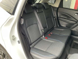 後部座席も足元広々とお座り頂けます。クッション性もあります。