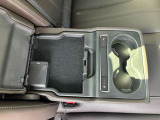 後席に乗られても携帯充電ができるように2口のUSBポートがあります。
