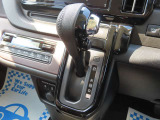 シフトレバーはコンパクトで邪魔にならないインパネシフト!足元スペースも広く人気のタイプです。