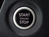 【プッシュスタート】キーが車内にあれば、エンジンの始動・停止はブレーキを踏んでスイッチを押すだけ!キーを取り出す手間を省き、ワンプッシュで操作するので簡単でスムーズ!