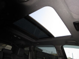 サンルーフ付きです。昼は気持ちよい風を取り入れたり、シェードを開けておくことにより車内が明るくなります。夜はシートを倒せば流れ星が流れたり星がたくさん見えるかも・・わくわくする装備ですね!