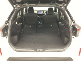 後席シートを前に倒すと十分なスペースを確保できます。分割式なので後席の片方に乗車しながらスキーやゴルフバックなど尺の長い荷物も積み込めます。
