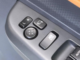 【電動格納ミラー】サイドミラーは電動格納式となっており、狭い駐車場でもキズがつくリスクを抑えられます。