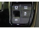ECOモードはエアコンの利きなどを抑え、低燃費で走れるようサポートします。アクセル操作に対するレスポンスがゆるくなり、急発進や加速はしづらくなります。走行状況に応じてボタンで切替えることが出来ます。