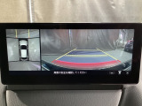 狭い場所での駐車やすれ違いなどでより的確な運転操作に役立つ360&deg;ビューモニターが装備されています。