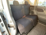 後部座席も気になるようなキズ・汚れやへたり等、大きなダメージはなく、良好な状態です。